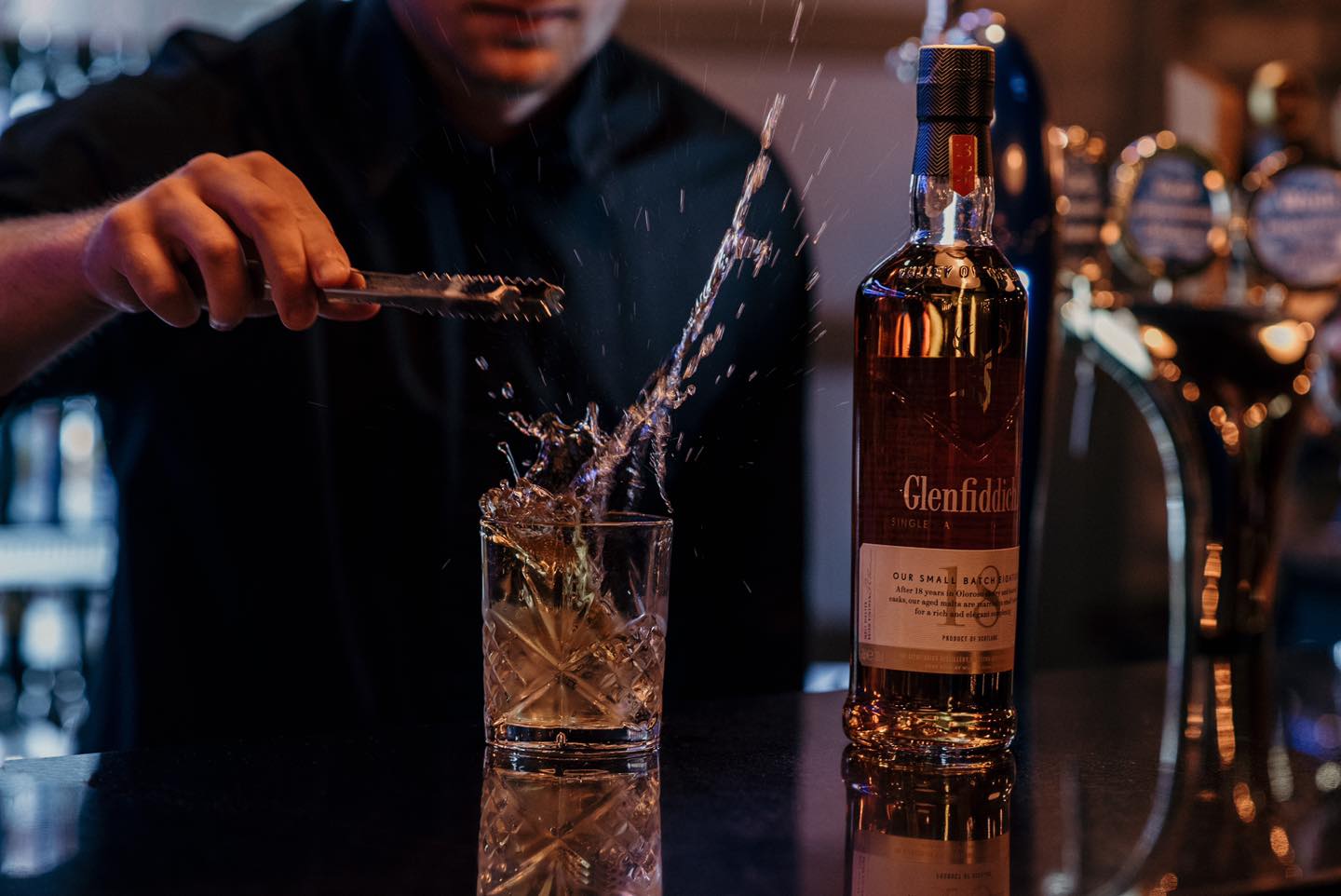 Barman przygotowujący drinka w Hokerze